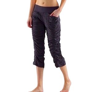 lululemon athletica black Cool Down cropped pants 10